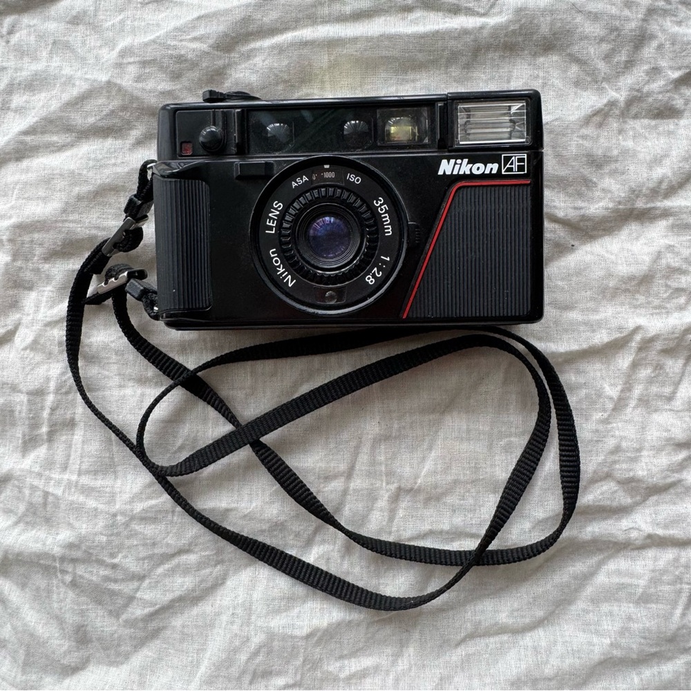 Nikon L35 AF Film Camera / 35MM (HAS ISSUES)